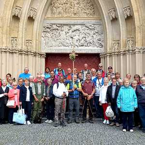 Gesamte Gruppe vor der Basilika